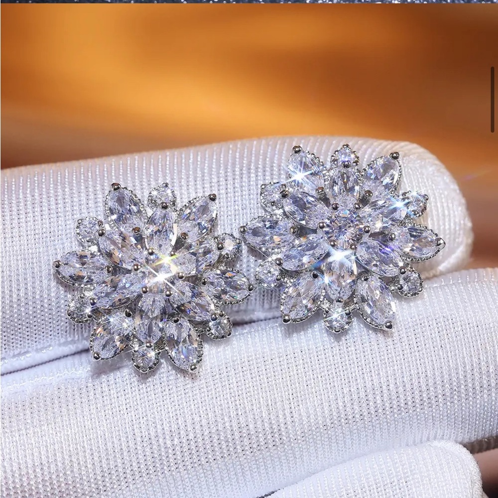 New Women’s 925 Silver Romantic Flower Diamond Stud Earrings - Picture 2 of 8